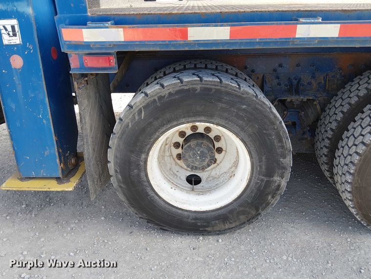 image for item FK0552 2004 International 7500 crane truck