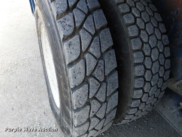 image for item FK0552 2004 International 7500 crane truck