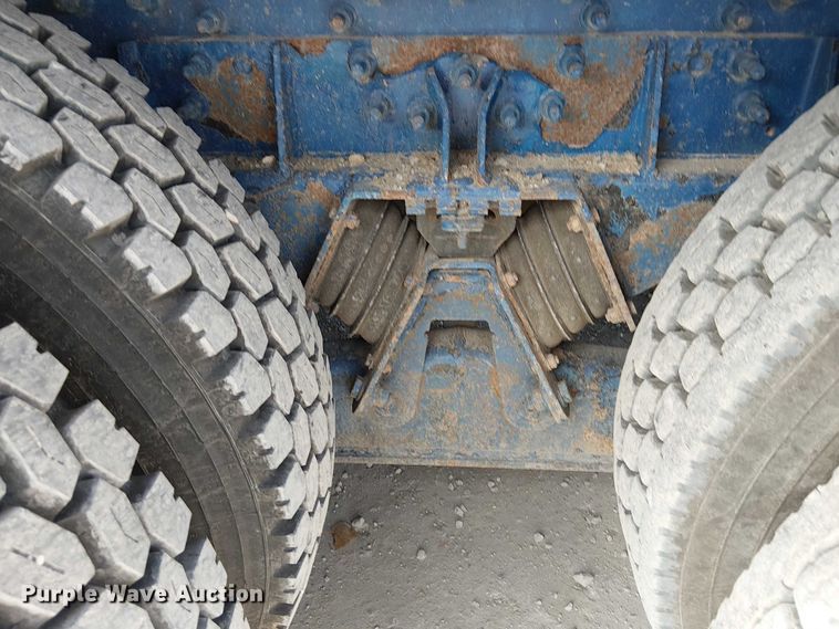 image for item FK0552 2004 International 7500 crane truck