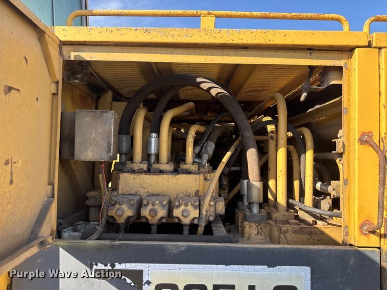 image for item FK0598 1981 Caterpillar 225 LC excavator