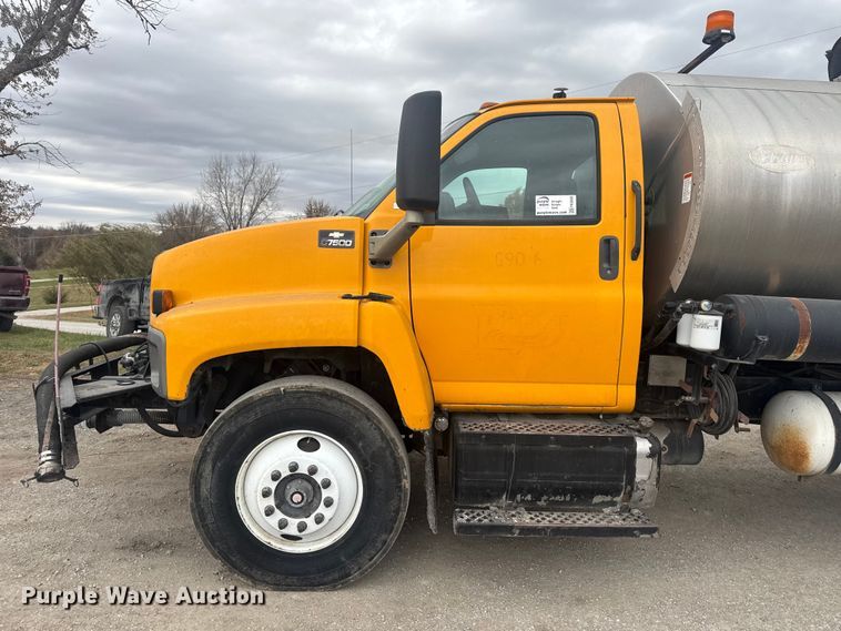 image for item FK0609 2005 Chevrolet C7500  oil distributor truck