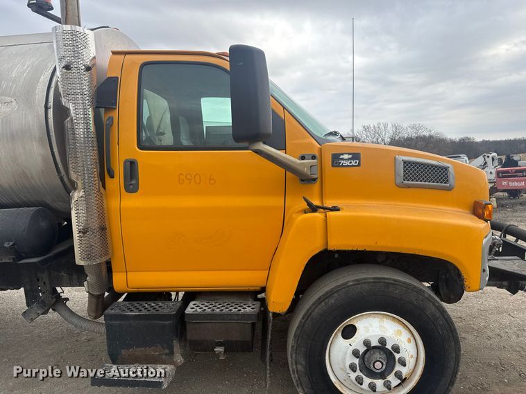 image for item FK0609 2005 Chevrolet C7500  oil distributor truck