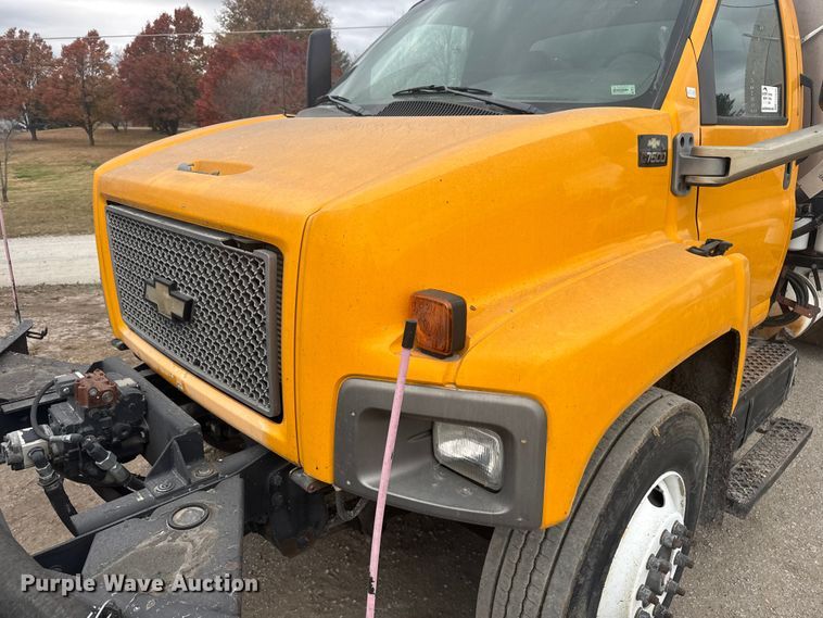 image for item FK0609 2005 Chevrolet C7500  oil distributor truck