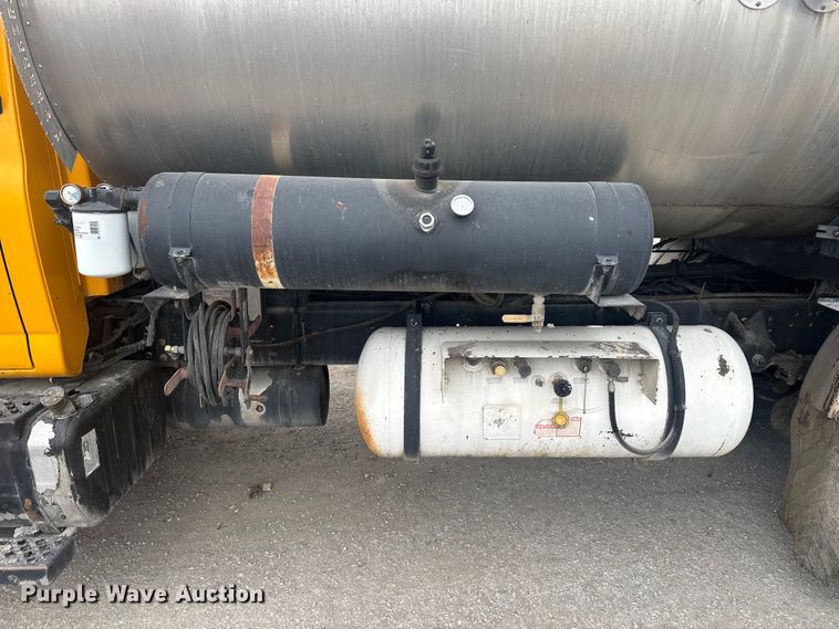 image for item FK0609 2005 Chevrolet C7500  oil distributor truck