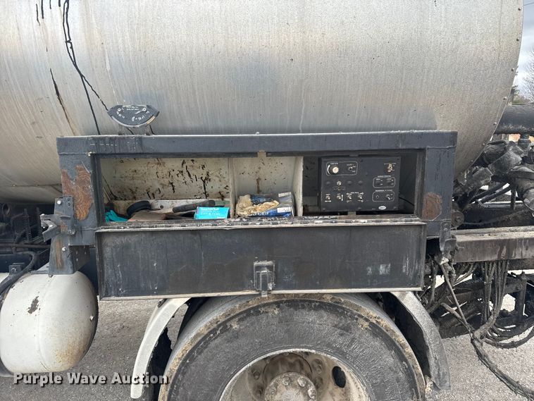 image for item FK0609 2005 Chevrolet C7500  oil distributor truck