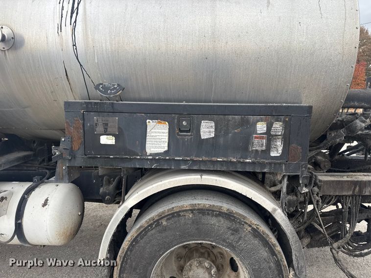 image for item FK0609 2005 Chevrolet C7500  oil distributor truck