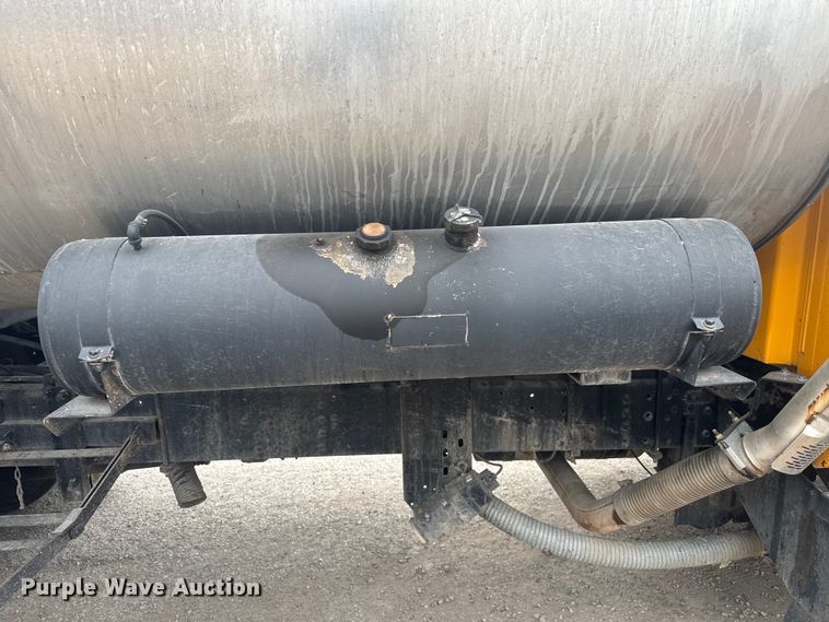 image for item FK0609 2005 Chevrolet C7500  oil distributor truck