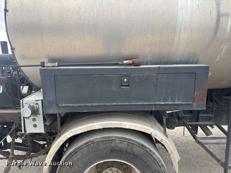 image for item FK0609 2005 Chevrolet C7500  oil distributor truck