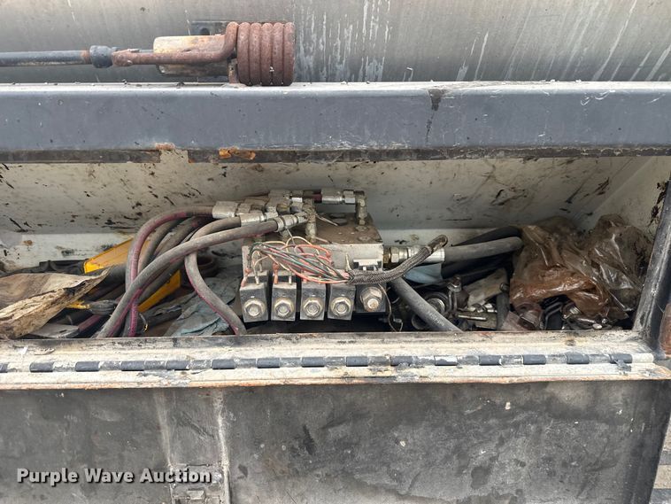 image for item FK0609 2005 Chevrolet C7500  oil distributor truck