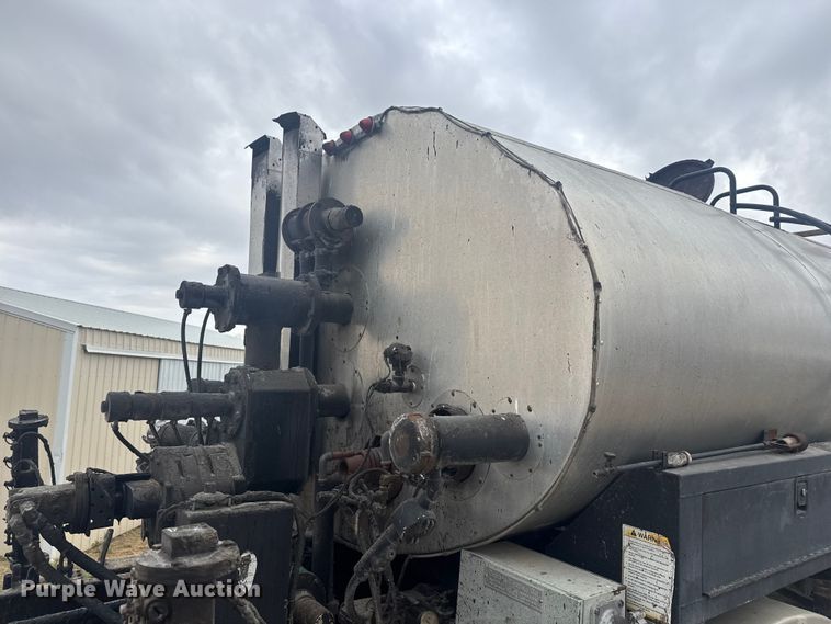 image for item FK0609 2005 Chevrolet C7500  oil distributor truck