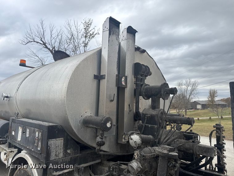 image for item FK0609 2005 Chevrolet C7500  oil distributor truck