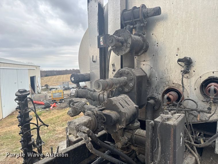 image for item FK0609 2005 Chevrolet C7500  oil distributor truck