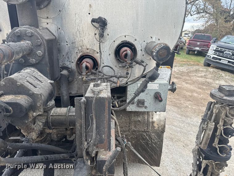 image for item FK0609 2005 Chevrolet C7500  oil distributor truck