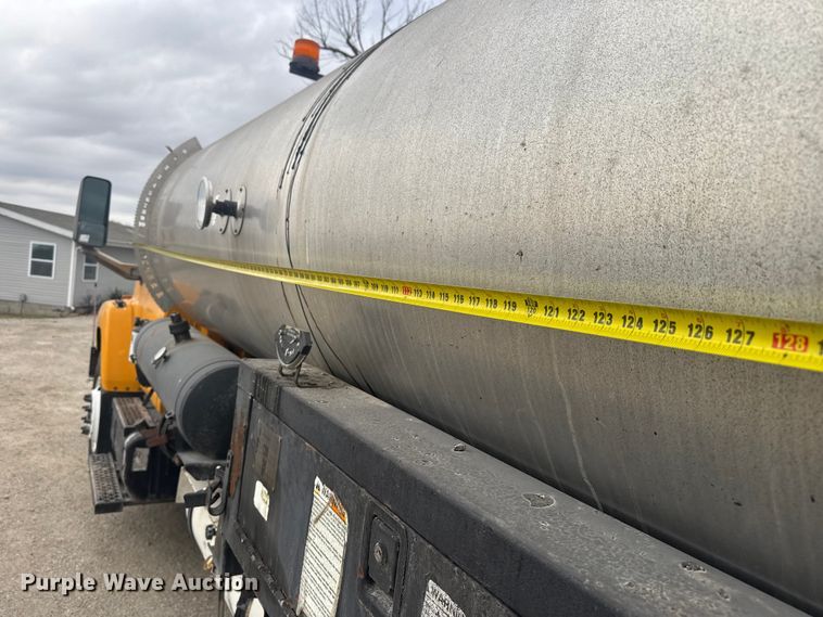 image for item FK0609 2005 Chevrolet C7500  oil distributor truck