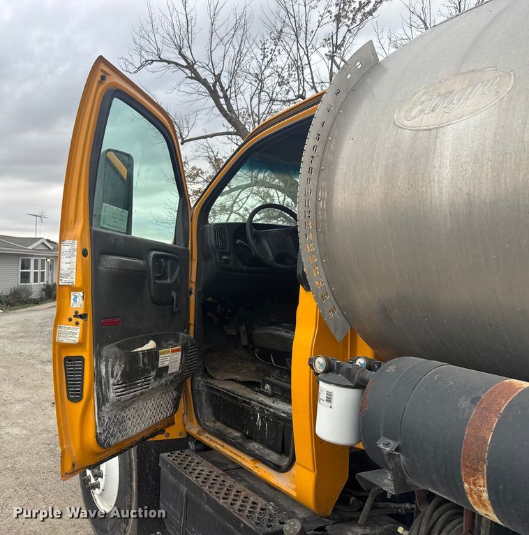 image for item FK0609 2005 Chevrolet C7500  oil distributor truck