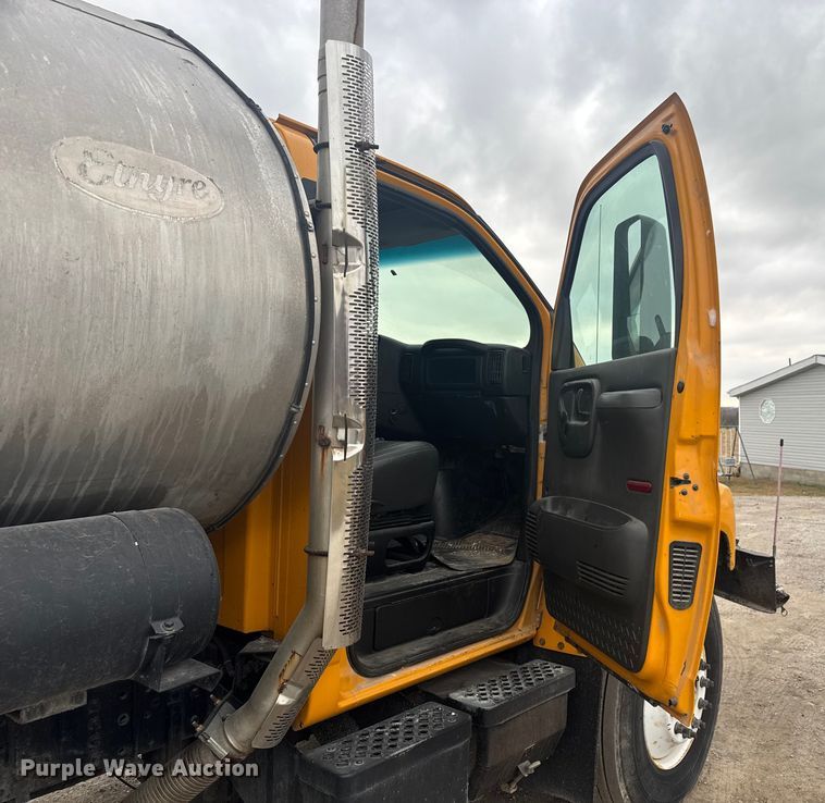 image for item FK0609 2005 Chevrolet C7500  oil distributor truck