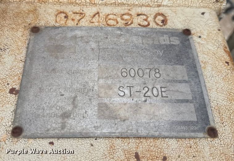 image for item FK0611 Cedarapids CR462 paver