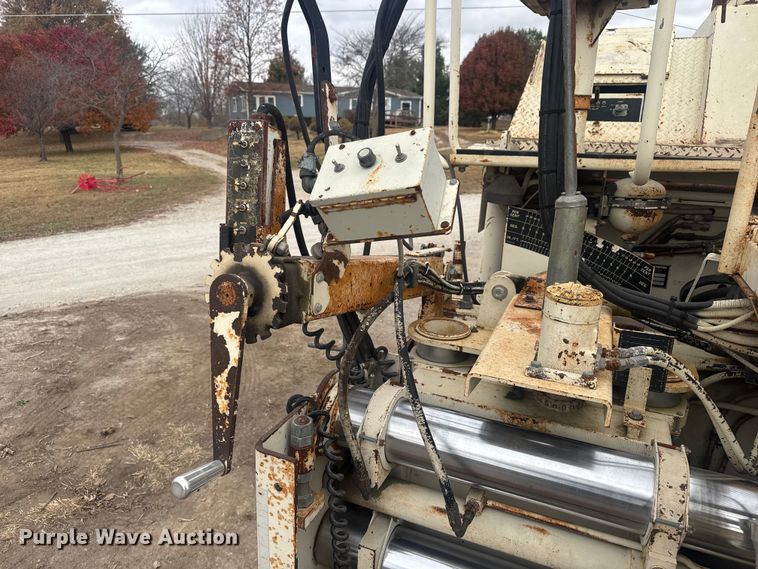 image for item FK0611 Cedarapids CR462 paver