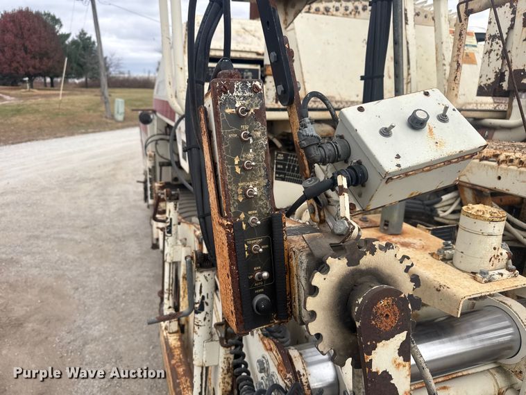 image for item FK0611 Cedarapids CR462 paver