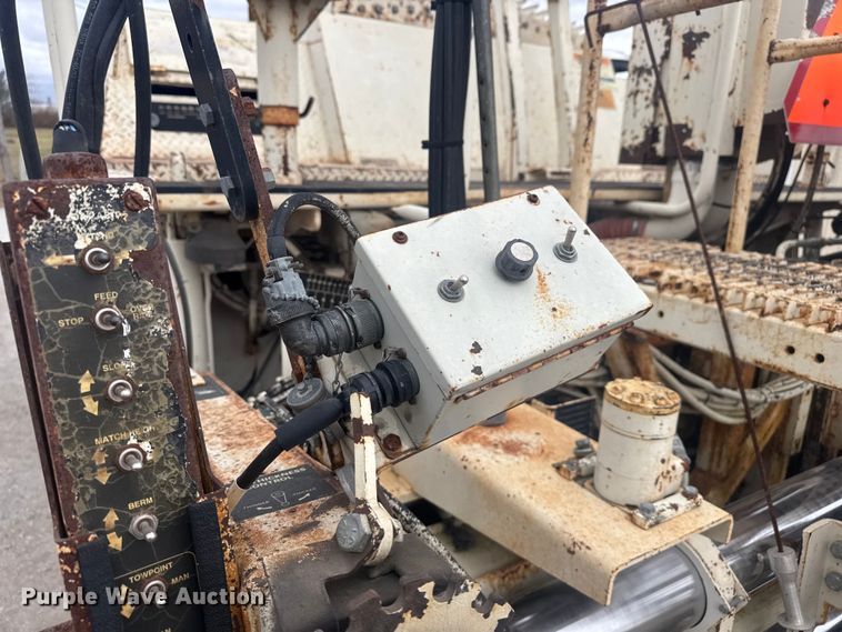 image for item FK0611 Cedarapids CR462 paver