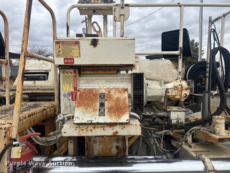 image for item FK0611 Cedarapids CR462 paver