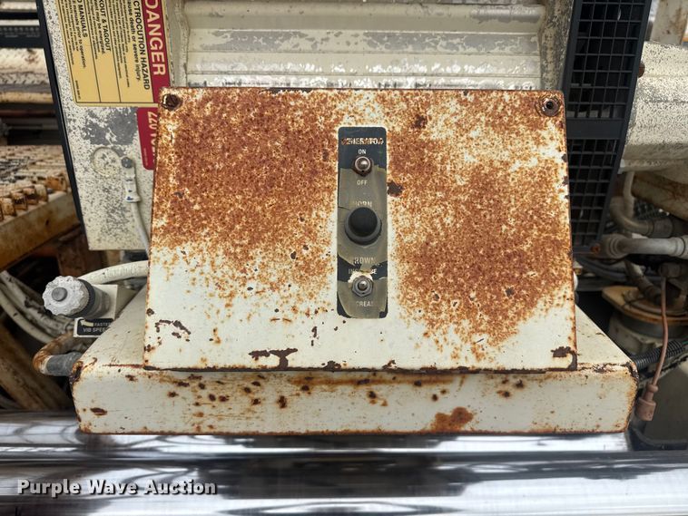 image for item FK0611 Cedarapids CR462 paver