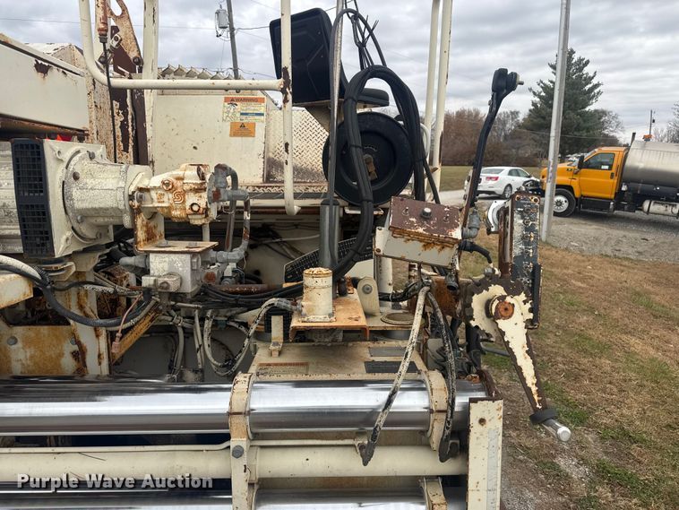 image for item FK0611 Cedarapids CR462 paver