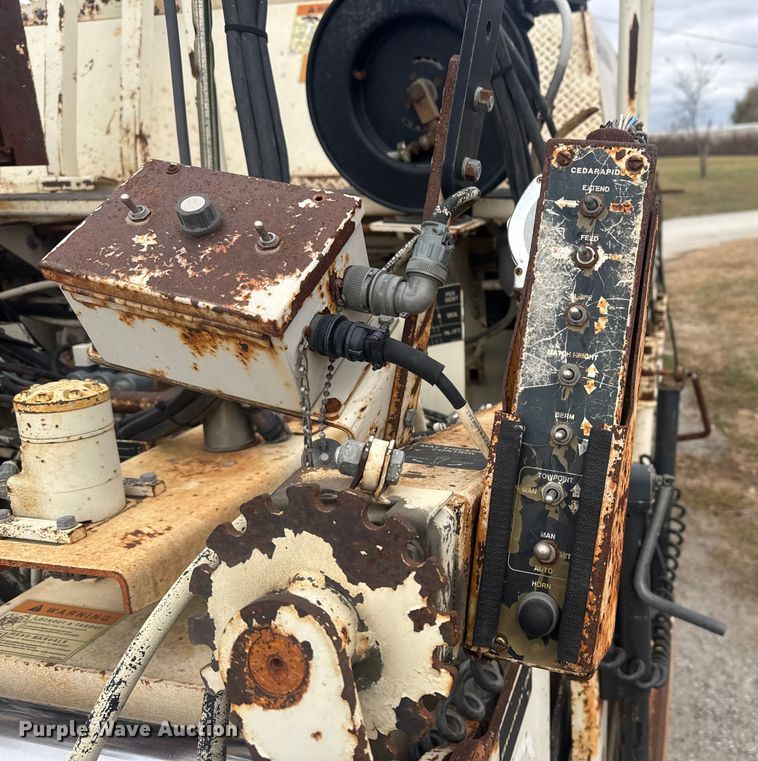 image for item FK0611 Cedarapids CR462 paver