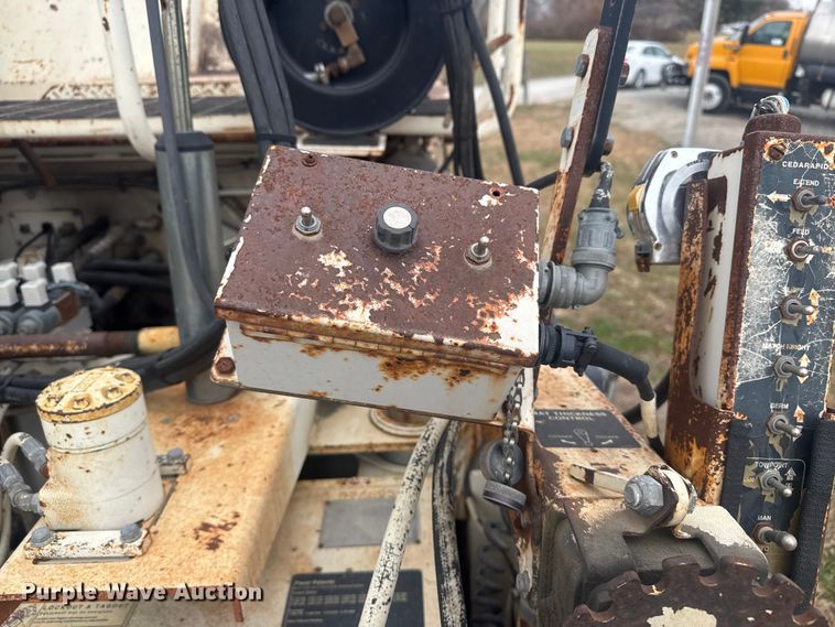 image for item FK0611 Cedarapids CR462 paver