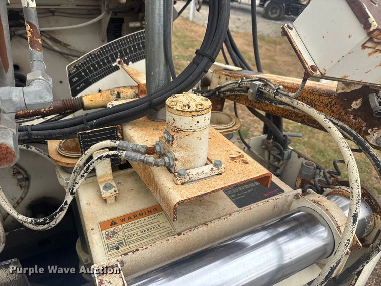 image for item FK0611 Cedarapids CR462 paver