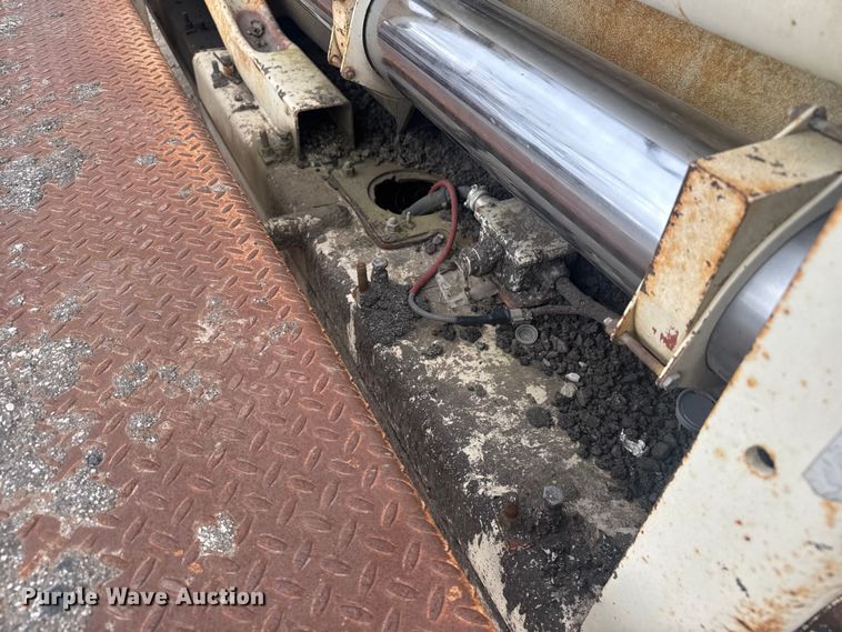 image for item FK0611 Cedarapids CR462 paver