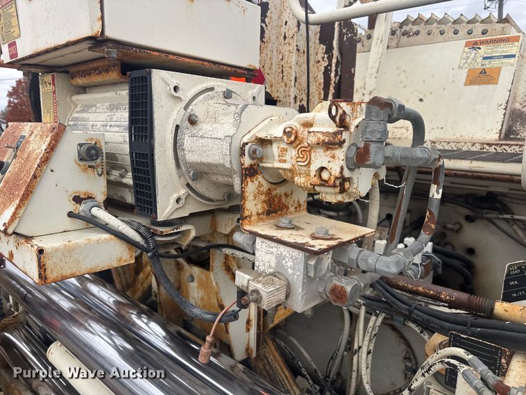 image for item FK0611 Cedarapids CR462 paver