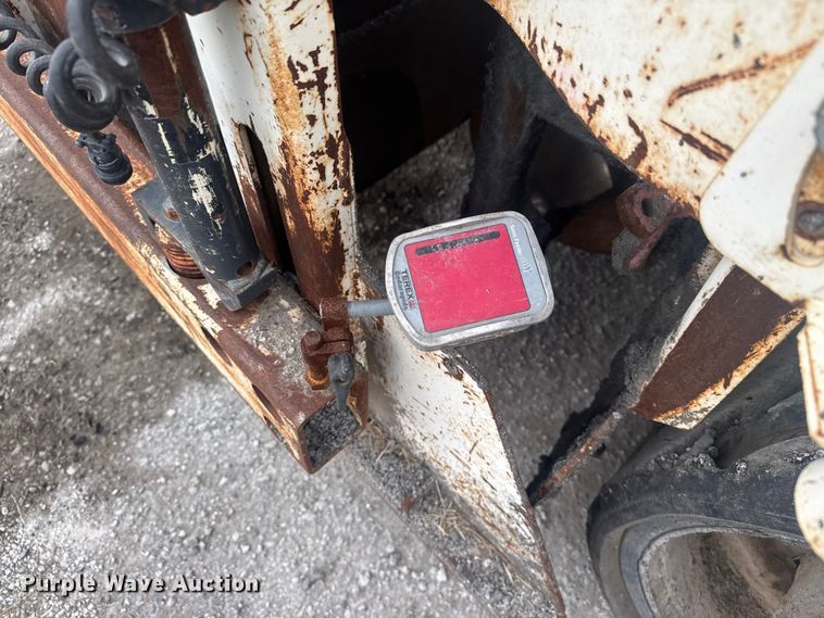 image for item FK0611 Cedarapids CR462 paver