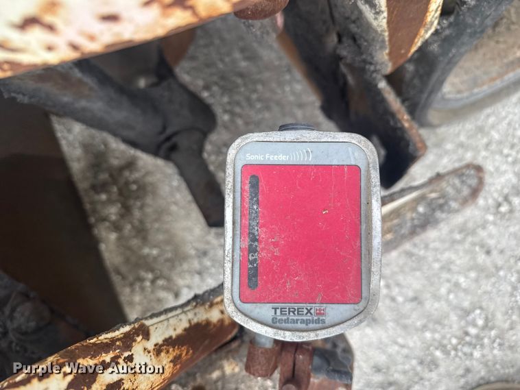 image for item FK0611 Cedarapids CR462 paver