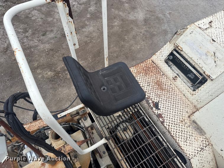 image for item FK0611 Cedarapids CR462 paver