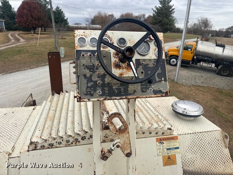 image for item FK0611 Cedarapids CR462 paver