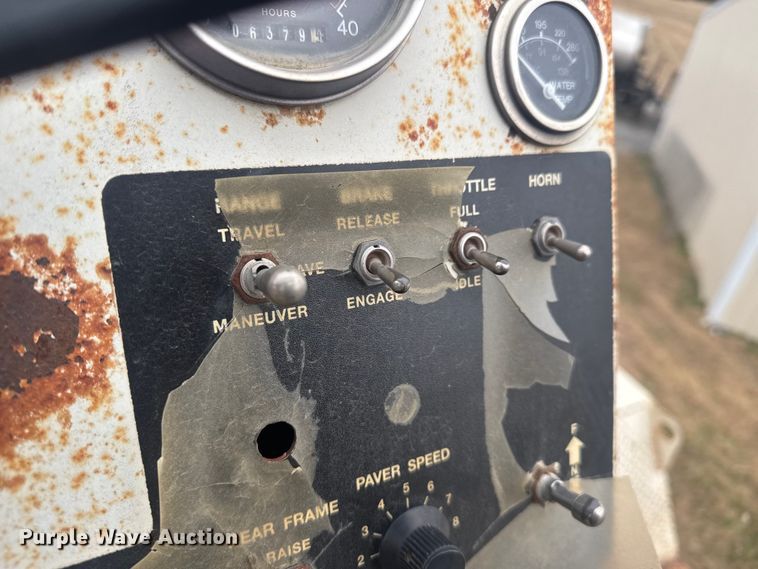 image for item FK0611 Cedarapids CR462 paver