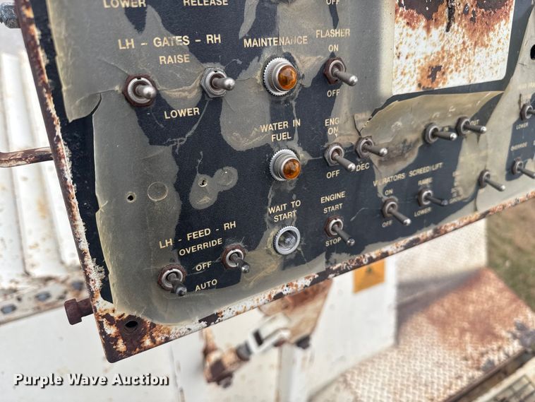 image for item FK0611 Cedarapids CR462 paver