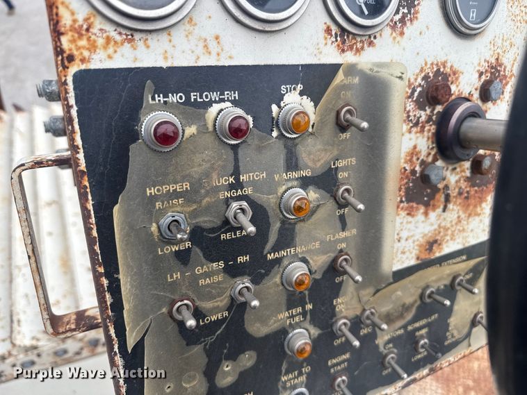 image for item FK0611 Cedarapids CR462 paver