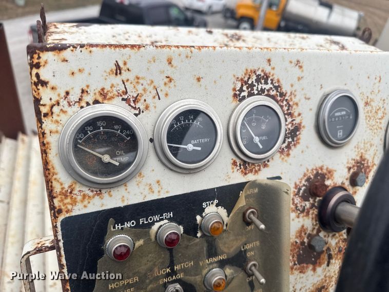 image for item FK0611 Cedarapids CR462 paver