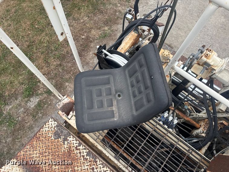 image for item FK0611 Cedarapids CR462 paver