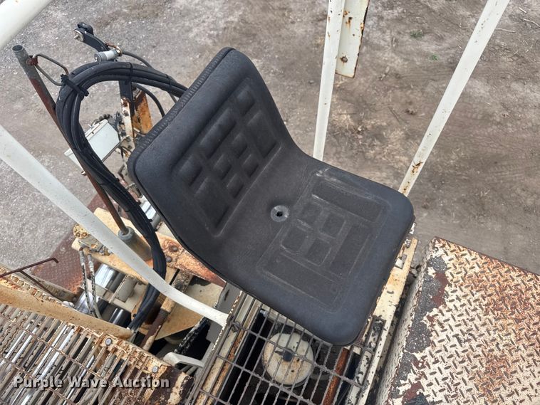 image for item FK0611 Cedarapids CR462 paver