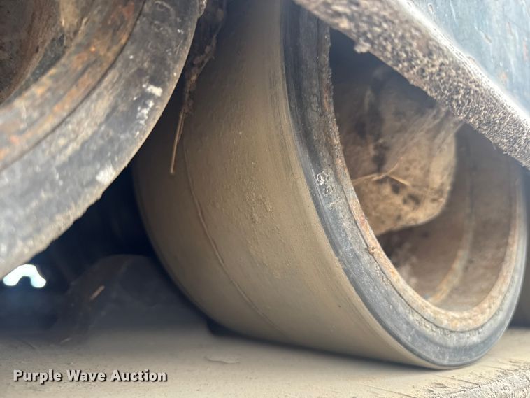 image for item FK0611 Cedarapids CR462 paver