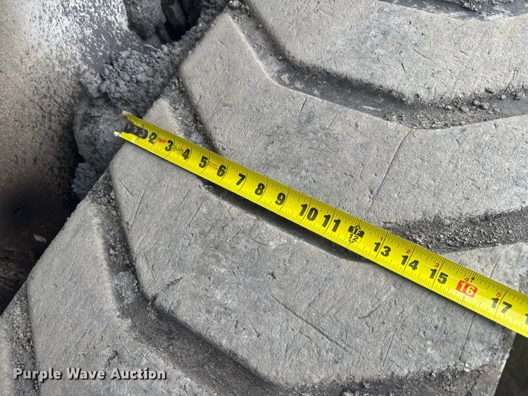 image for item FK0611 Cedarapids CR462 paver