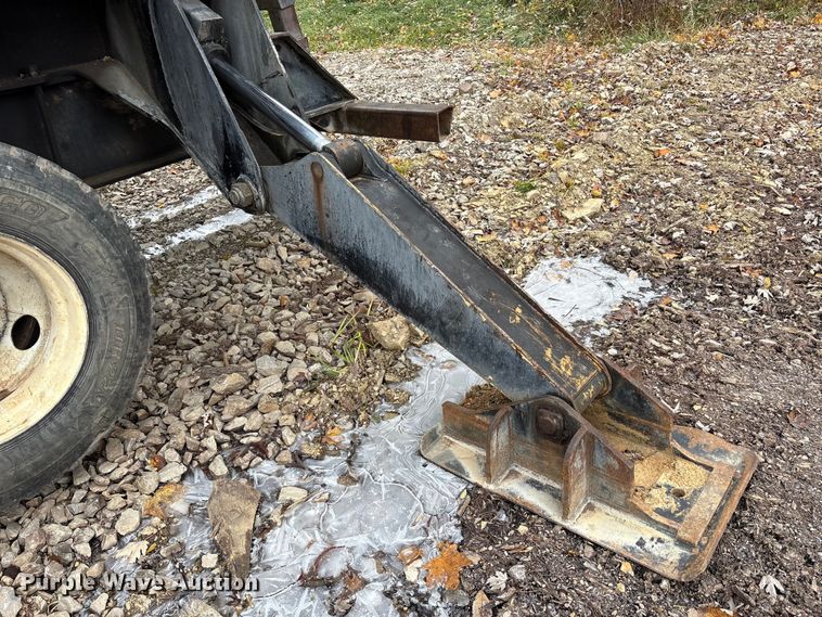 image for item FK1025 2011 John Deere 437D log loader