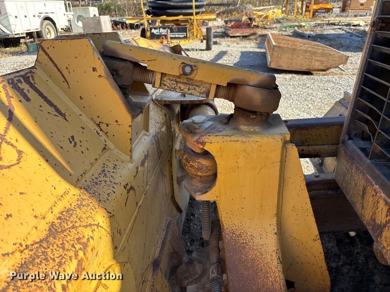 image for item FK1026 2003 Caterpillar D4G XL dozer
