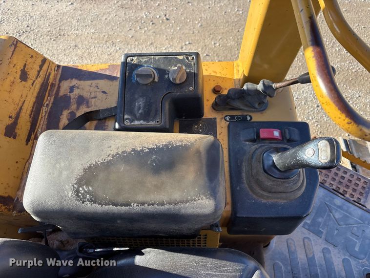 image for item FK1026 2003 Caterpillar D4G XL dozer