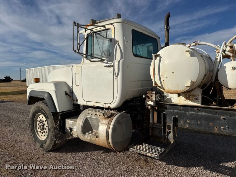 image for item NA9843 1995 Mack RD690S ready mix truck