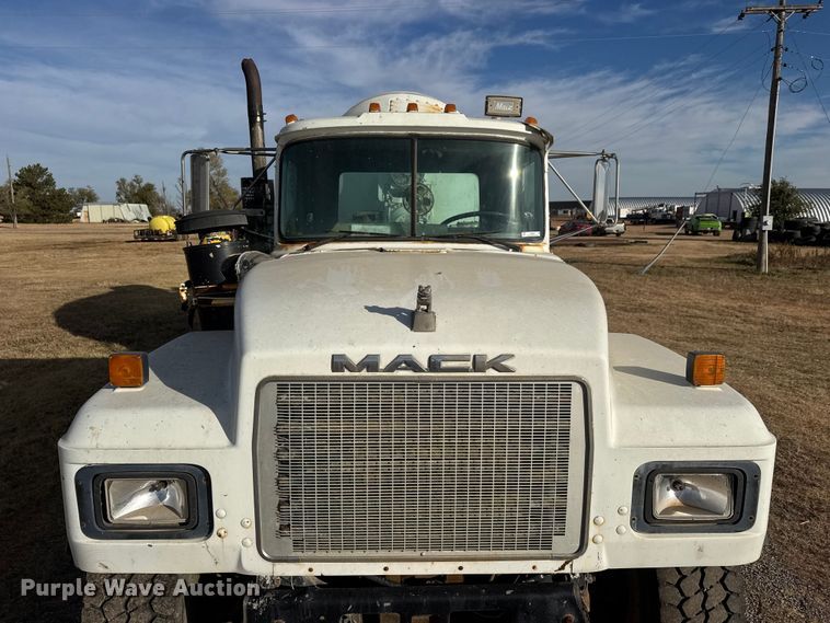 image for item NA9843 1995 Mack RD690S ready mix truck