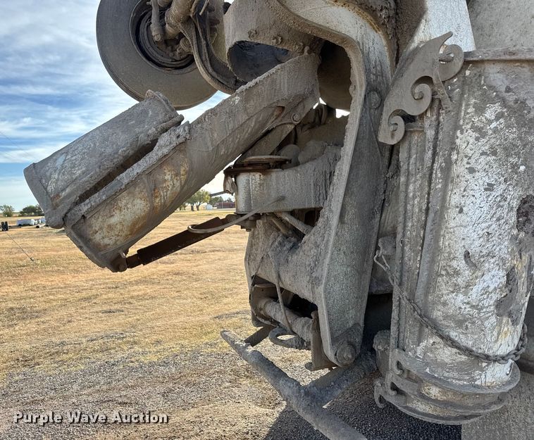 image for item NA9843 1995 Mack RD690S ready mix truck